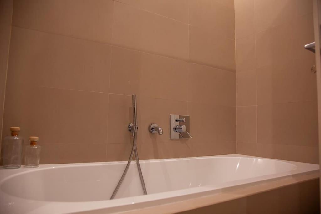 Roma, Gemelli Casa Eleganza, Resort Modernista ภายนอก รูปภาพ